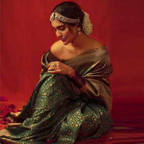 Saniya Iyappan's Rare & Unseen Charm in Sarees
